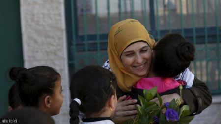"هآرتس": فوز حنان الحروب بجائزة أفضل معلم بالعالم ضرب الرواية الإسرائيلية